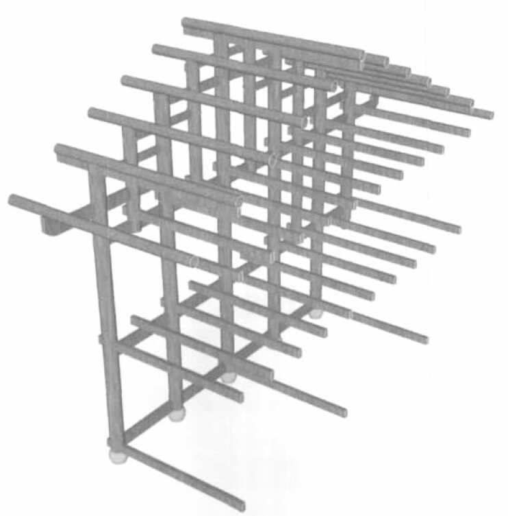 两榀屋架用斗枋,地脚枋,檩子相连,然后用木钉栓锁住,就形成了一间