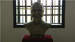 邓石泉雕像