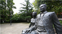 冯玉祥夫妇雕像